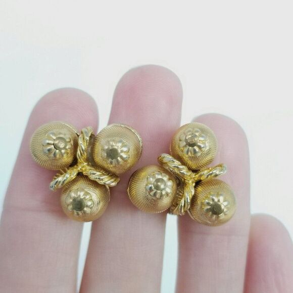 Vintage Gold Tone Triangle Shape Clip On Earrings, Unsigned, 80s Style Estate - Picture 2 of 7